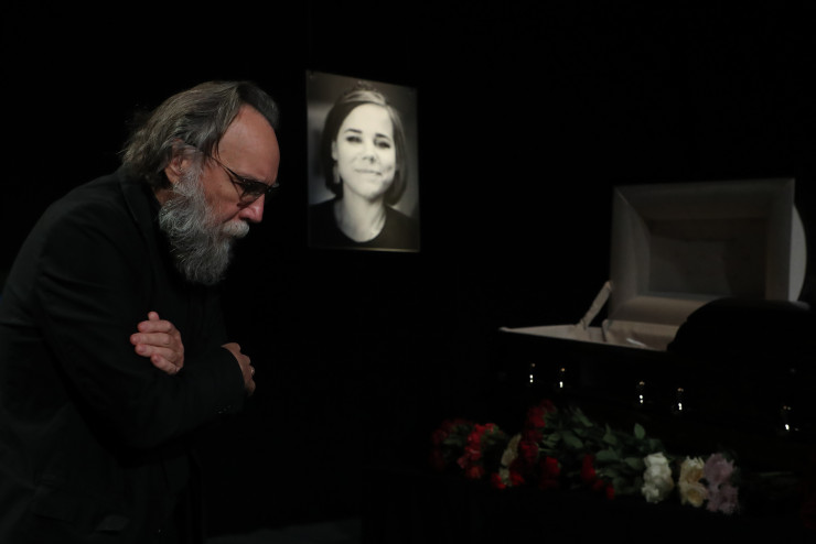 Александър Дугин по време на церемонията по погребението на дъщеря си. Снимка:  EPA/MAXIM SHIPENKOV