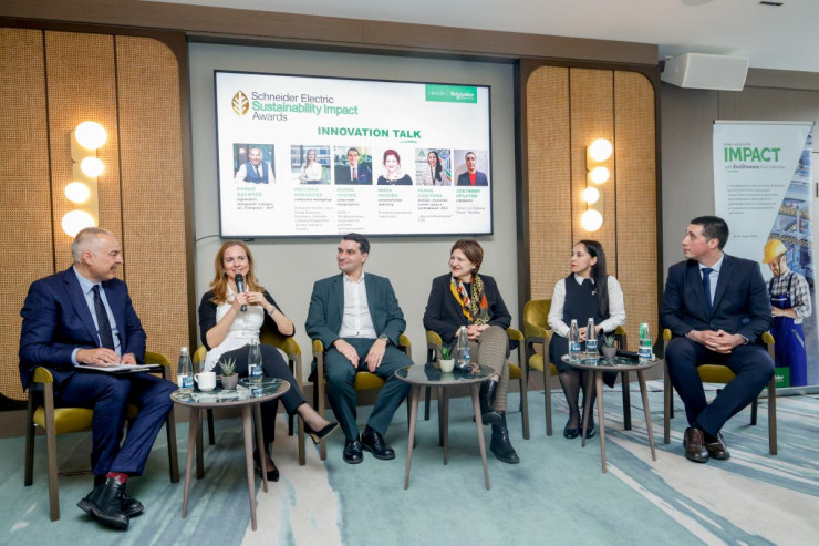 От ляво надясно: Бойко Василев, журналист, Ивелина Николова, генерален мениджър на Schneider Electric за зона Южни Балкани, Йонко Чуклев, заместник председател на PARAi, Мила Ненова, изпълнителен директор на БАИ, Рефие Садулова, експерт &bdquo;Екология, околна среда и изследвания / ESG&ldquo; в &bdquo;Арексим Инженеринг&ldquo; ЕАД и Златимир Кръстев, генерален мениджър на &bdquo;Сол Марина Палас Несебър&rdquo;. Снимка: Schneider Electric