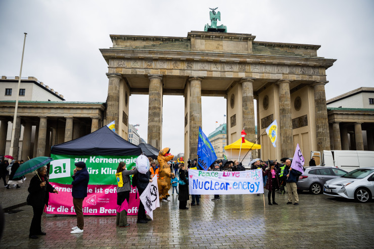 В Берлин изключването стана повод за няколкостотин души да се съберат при Бранденбургската врата, където се появи и фигура на издъхнал динозавър, символизиращ отживялостта на ядрената енергия. Снимка: DPA