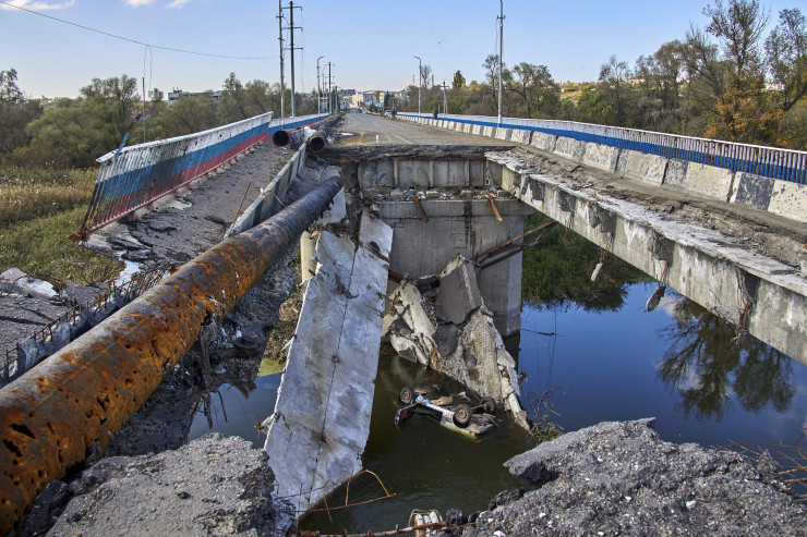 Разрушен мост в наскоро освободения от Украйна град Купянск. Снимка:  EPA/SERGEY KOZLOV