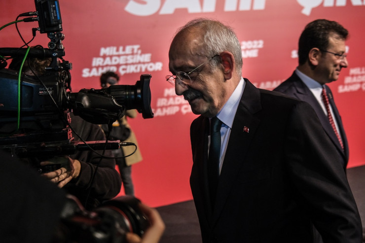 Лидерът на Републиканската народна партия Кемал Кълъчдароглу (вляво) и кметът на Истанбул Екрем Имамоглу (вдясно). Снимка: БГНЕС EPA/SEDAT SUNA