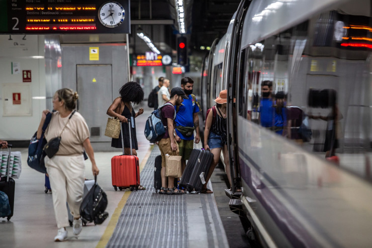Испанската държавна железница Renfe, която пусна безплатен билет за пътуващите от септември до края на годината, също е допринесла за стабилизирането на цените. Снимка: Angel Garcia/Bloomberg