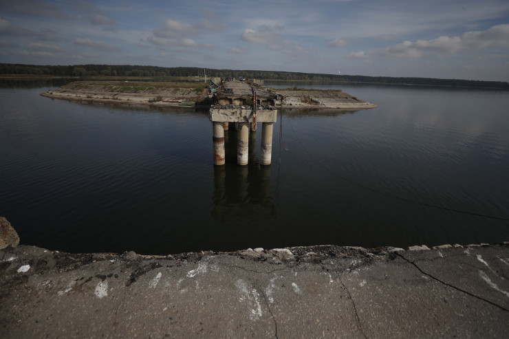 Цивилни край основния повреден мост над река Сиверски Донец в Старият Салтив, новоосвободения град източно от Харков, Украйна, 29 септември 2022 г. Снимка: EPA/ATEF SAFADI 
