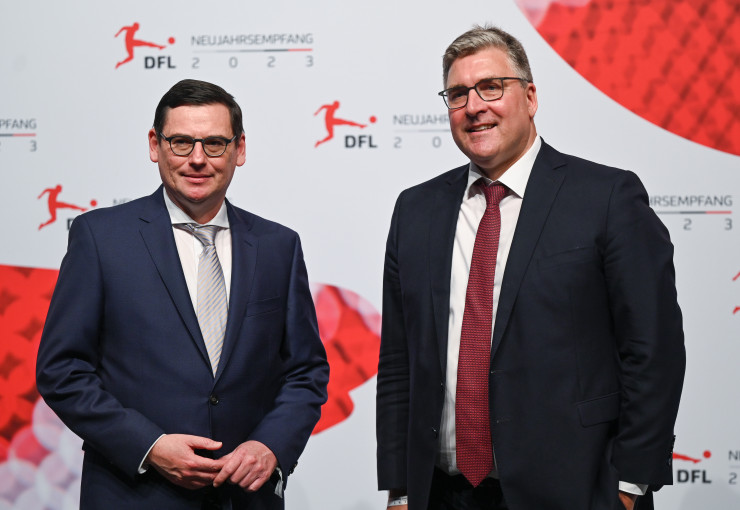 Оливер Леки (л), управляващ директор на DFL, и Аксел Хелман, управляващ директор на DFL, заедно на новогодишния прием на DFL. Снимка: Arne Dedert/dpa