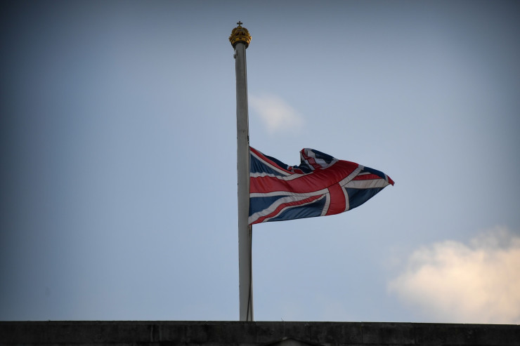  Флагът на Великобритания е спуснат наполовина след обявяването на смъртта на кралица Елизабет II в Лондон, Великобритания, в четвъртък, 8 септември 2022 г. Chris J. Ratcliffe/Bloomberg