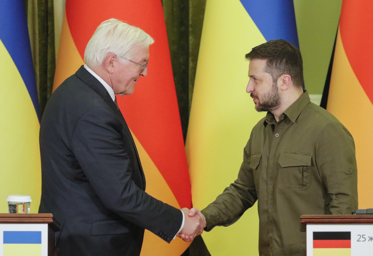Посещението на Щайнмайер (вляво) в Украйна е оказало влияние и върху речта му. Снимка: EPA/SERGEY DOLZHENKO