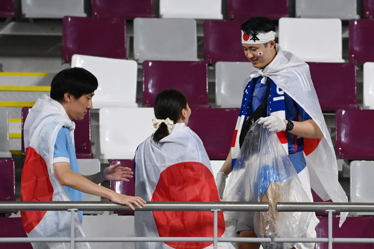 Феновете на самуарите отново почистиха стадиона след себе си. Снимка: ЕРА