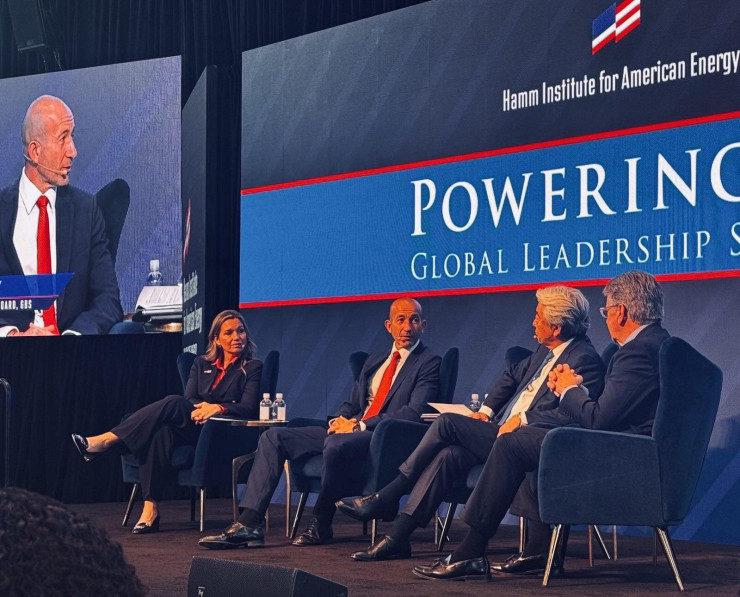 От ляво надясно: Ан Блънцър Пулин, изпълнителен директор, Hamm Institute for American Energy; Калин Пешов, председател на УС ,,Главболгарстрой Холдинг“; Такажиро Ишикава, президент на Mitsubishi Heavy Industries America, Inc.; Боб Пендер, изпълнителен съпредседател и основател на Venture Global.