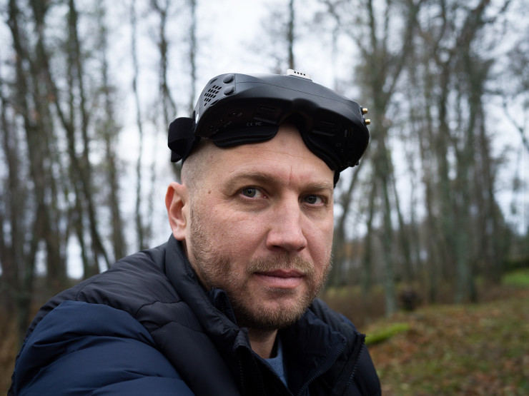 Олександър Грачов с неговите FPV очила във Финландия. Снимка: Carl Bergman/Bloomberg