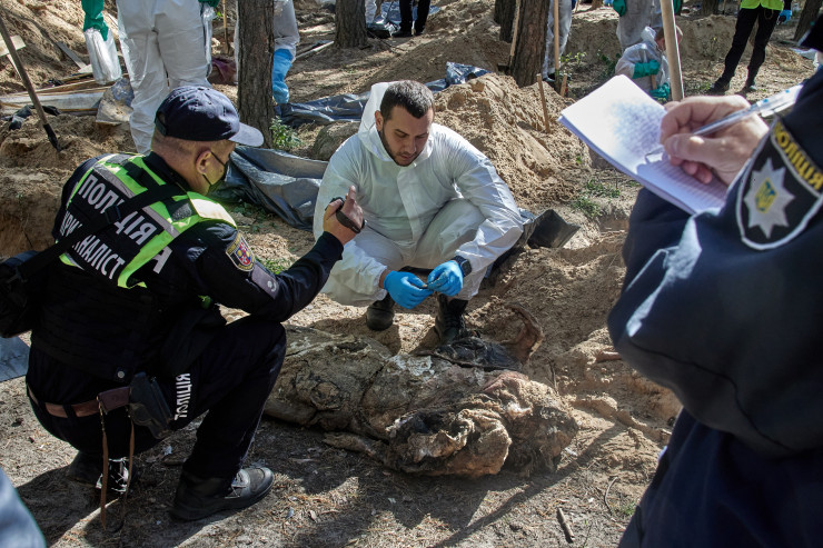 Продължава ексхумирането на намерените край Изюм тела. Снимка:  EPA/SERGEY KOZLOV