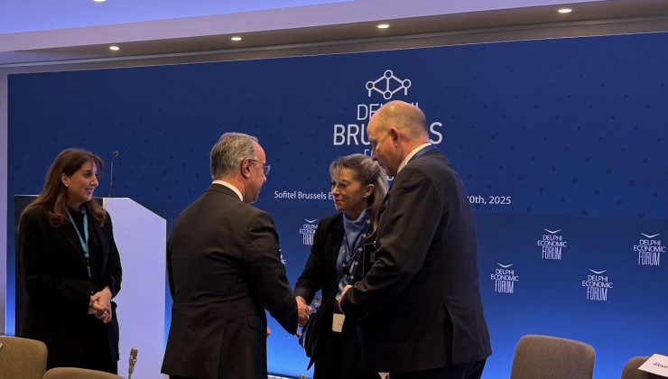 (от ляво надясно) Христос Стайкурас, министър на инфраструктурата и транспорта на Гърция; Пламена Ненкова, заместник изпълнителен директор „Международни отношения и бизнес развитие“, Камен Пешов, председател на Надзорния съвет на „Главболгарстрой Холдинг“ проведоха разговор за свързаността в Европа.