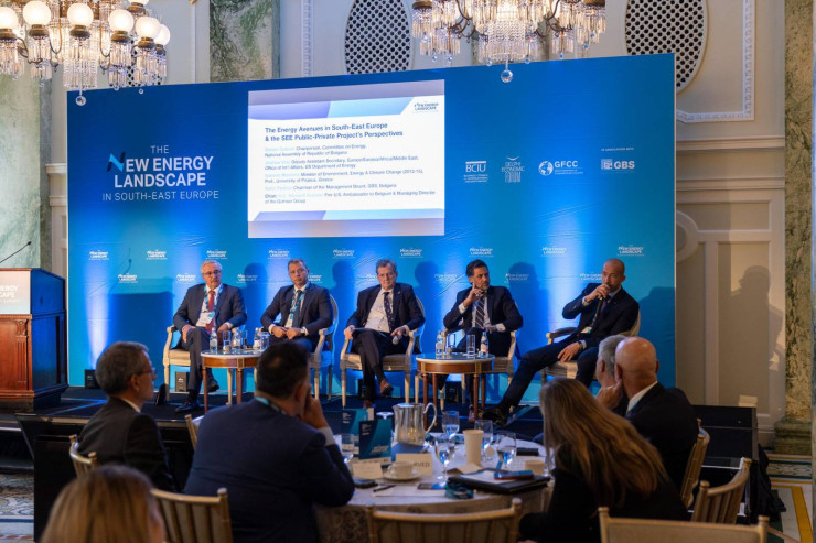 Йоанис Маниатис, министър на околната среда, енергетиката и изменението на климата в Гърция (2013- 15), Делян Добрев, председател на Комисията по енергетика към Народното събрание на Република България, Хауърд Гутман, бивш посланик на САЩ в Белгия и управляващ директор на Gutman Group, Джошуа Волц, заместник-помощник секретар за Европа/Евразия/Африка/Близък изток, в Службата по международни въпроси към Министерство на енергетиката на САЩ и Калин Пешов, председател на Управителния съвет на “Главболгарстрой”. Снимка: Built.bg