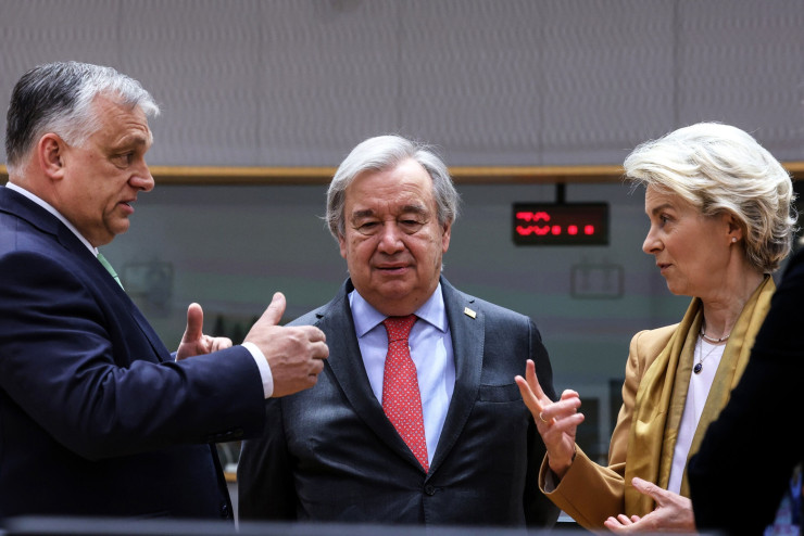 Унгарският премиер Виктор Орбан разговаря с генералния секретар на ООН Антониу Гутериш (в средата) и с председателя на Европейската комисия Урсула фон дер Лайен (вдясно). Снимка: Bloomberg L.P.