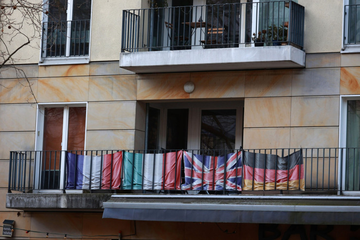 Знамена на различни европейски страни висят на балкон в Берлин. Снимка: Bloomberg LP
