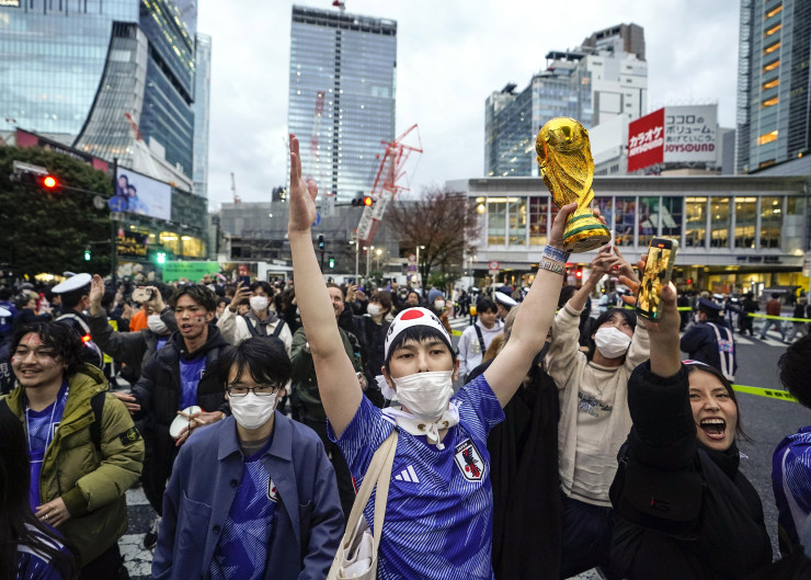 Фенове празнуват успеха на отбора си в Токио. Снимка: ЕРА
