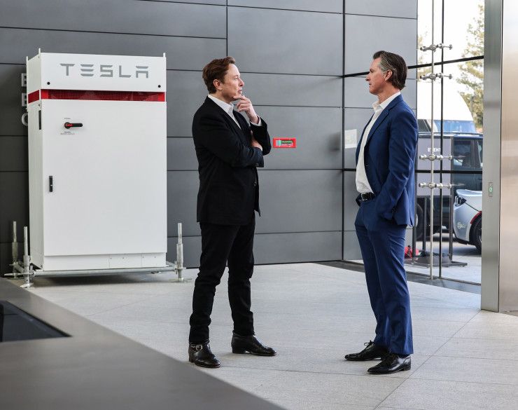 Мъск и губернаторът на Калифорния Гавин Нюсъм (вдясно)  по време на обиколка в новата глобална инженерингова централа и централата за изкуствен интелект на Tesla в Пало Алто, Калифорния. Снимка: EPA/OFFICE OF THE GOVERNOR / HANDOUT 