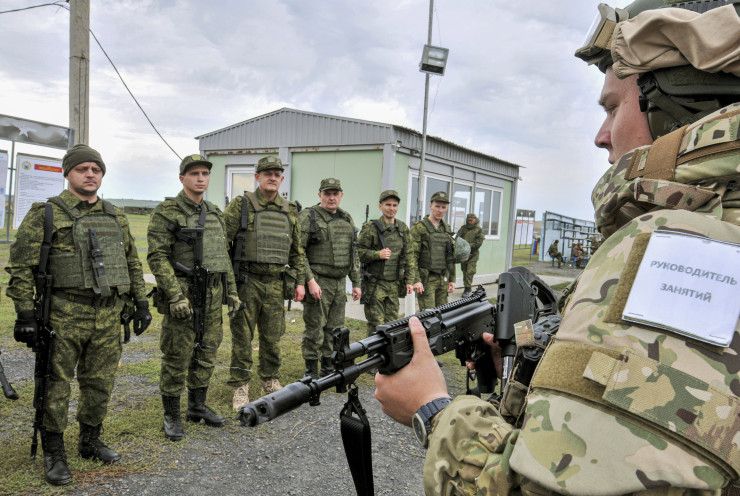 Мобилизацията на руски запасняци продължава. Снимка:  EPA/ARKADY BUDNITSKY
