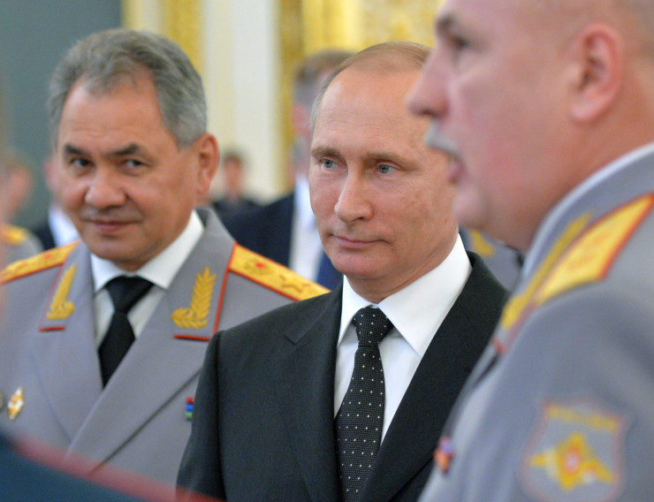 Шойгу и Путин са дългогодишни приятели. Снимка: EPA/ALEXEI DRUZHININ/ POOL MANDATORY CREDIT