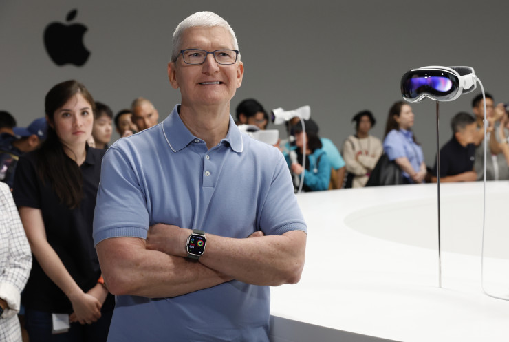 Главният изпълнителен директор на Apple Тим Кук при представянето на новите продукти на компанията. Снимка: EPA/БГНЕС