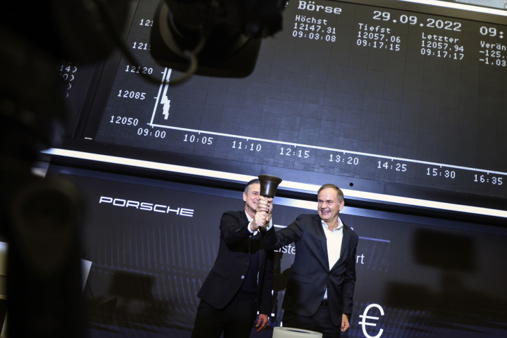 Оливер Блуме, главен изпълнителен директор на Volkswagen AG (вдясно), и Луц Мешке, главен финансов директор на Porsche AG, бият камбаната по време на церемонията по първичното публично предлагане (IPO) на Porsche на Франкфуртската фондова борса във Франкфурт, Германия, в четвъртък, 29 септември 2022 г.  Снимка: Alex Kraus/Bloomberg