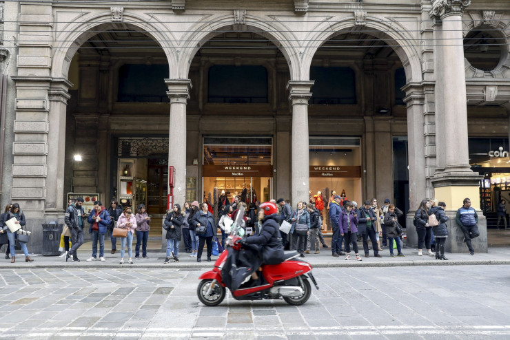 Скутер преминава по улица в Болоня. Снимка: Bloomberg L.P.