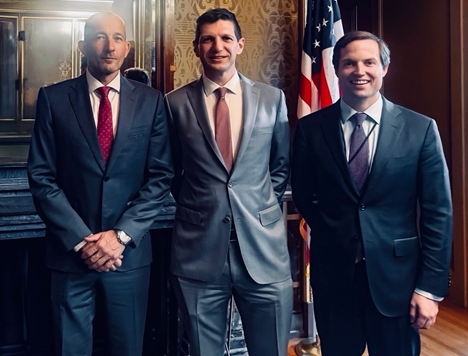 (от ляво надясно) Председателят на УС на „Главболгарстрой“ Калин Пешов се срещна с Дейвид Копли, специален съветник на Президента и старши директор на Националния съвет по сигурност, и Блейк Дили, специален съветник на Президента и заместник-директор на Национален съвет за енергийна доминация. 