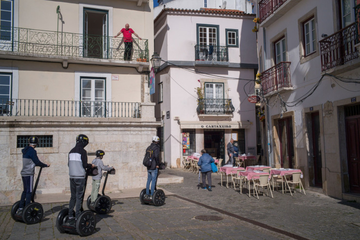 Квартал "Алфама" в Лисабон. Португалското правителство планира да прекрати издаването на "златни визи" за покупки на имоти след протести на местни жители, които  се оказаха изключени от пазара. Снимка: Гонсало Фонсека/Bloomberg