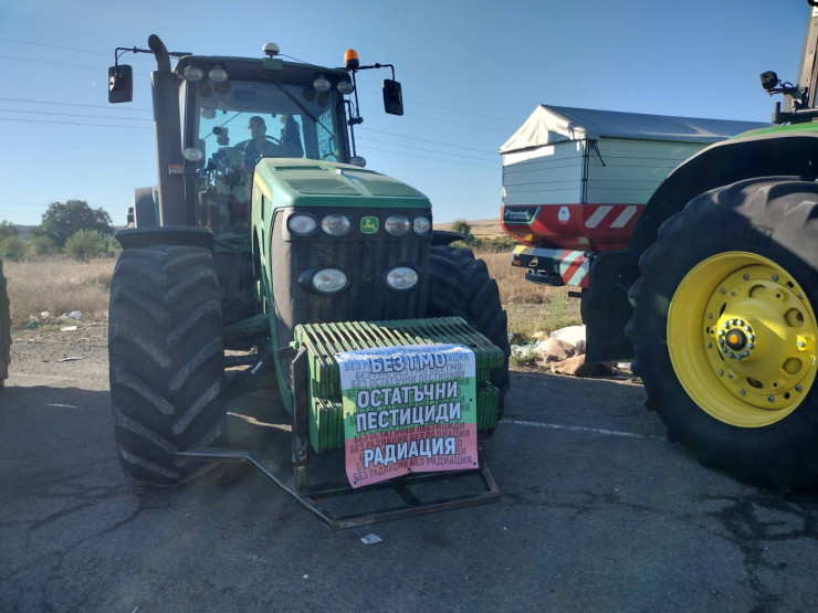 Земеделци и зърнопроизводители излизат на протест, продиктуван от безконтролния, според недоволните, внос на украинско зърно и зелените политики на Европа. Зърнопроизводителите настояват за забрана на вноса на зърно и маслодайни култури, третирани със забранени за ЕС препарати. Земеделците настояват за по-голяма защита на бранша. БГНЕС/ИВАН ЯНЕВ