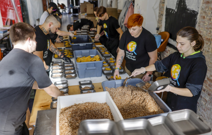 Доброволци от неправителствената организация World Central Kitchen приготвят безплатна храна в Николаев, Украйна. Снимка: EPA/HANNIBAL HANSCHKE