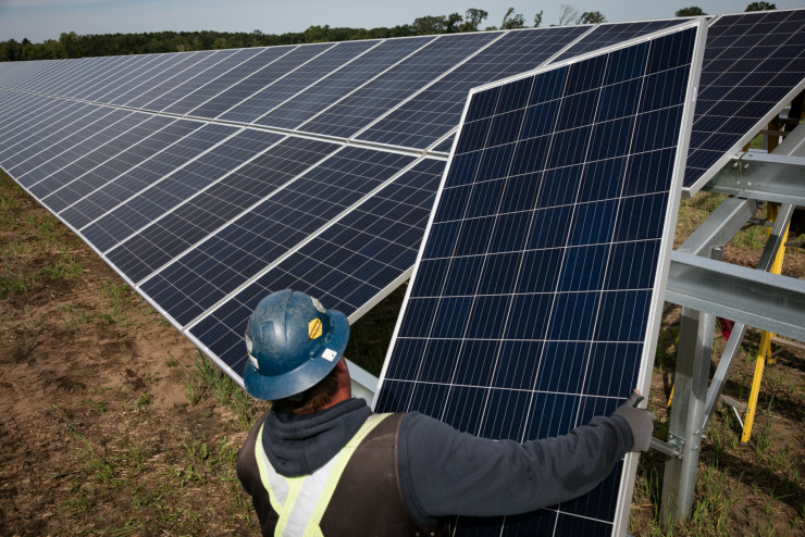 Книжата на First Solar се изстреляха с 6% до 210 долара за брой. Снимка: Bing Guan/Bloomberg