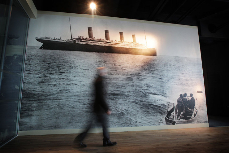 Мъж минава покрай увеличено копие на последната снимка, направена на "Титаник" при отплаването му на 11 април 1912 г. в атракциона "Титаник Белфаст" в Северна Ирландия. Снимка: Peter Macdiarmid/Getty Images