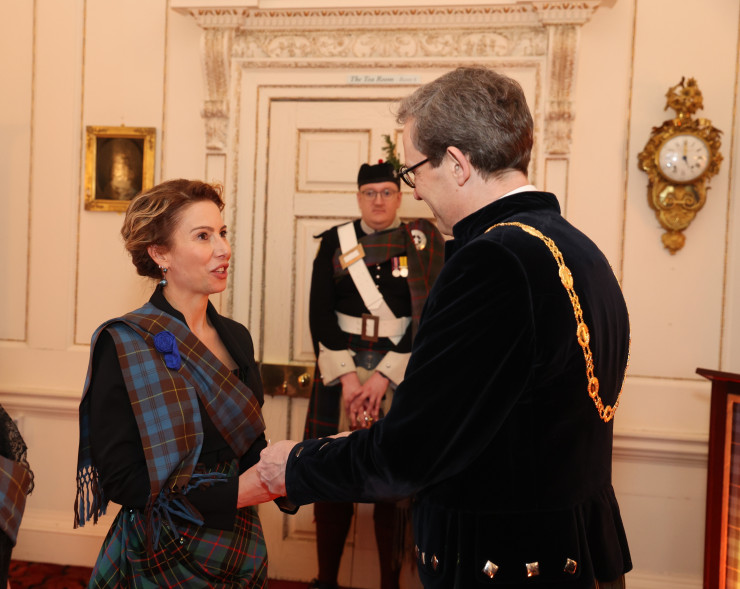 Алекандра Мирчева получава наградата куейх от граф Хоуптън, 24-и Велик магистър на Keepers of the Quaich. Снимка: VM Finance Group
