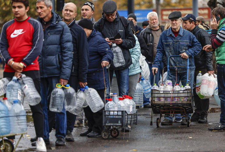 Хора на опашка за питейна вода в Николаев. Снимка: БГНЕС/EPA/HANNIBAL HANSCHKE