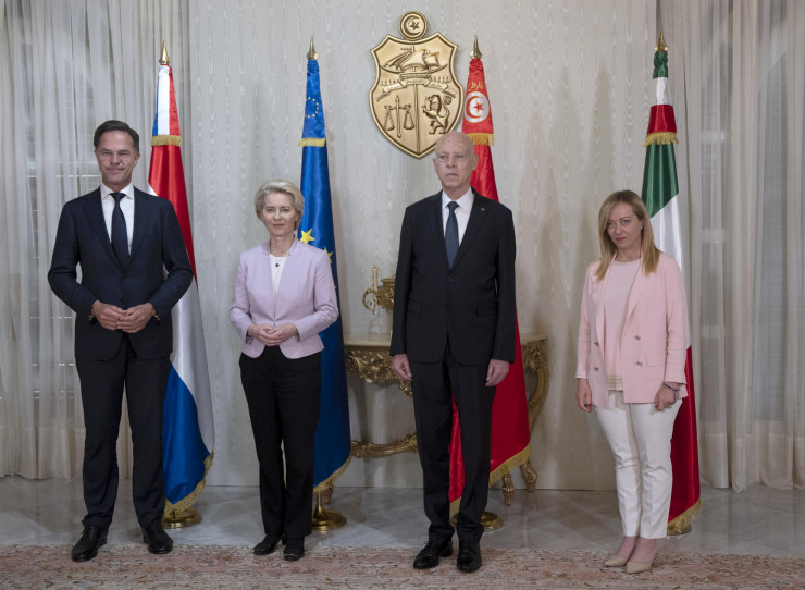 Министър-председателят на Нидерландия Марк Рюте (вляво), председателят на Европейската комисия Урсула фон дер Лайен, президентът на Тунис Каис Саид и министър-председателят на Италия Джорджия Мелони (вдясно) в Тунис. Снимка: EPA