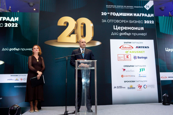 Президентът Румен Радев поздрави всички участници в церемонията и връчи отличията в категорията „Инвеститор в обществото“. Снимка: БФБЛ