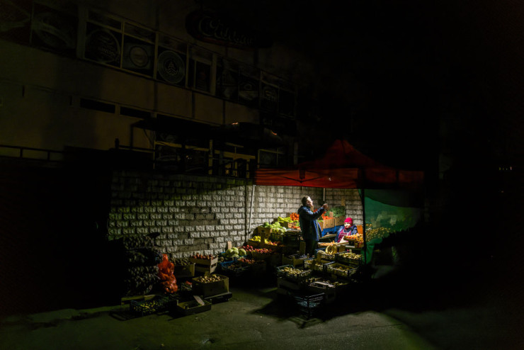 Магазин работи по време на спиране на тока, след като руска ракетна атака унищожи част от енергийната инфраструткура в Киев. Снимка: Maxym Marusenko/NurPhoto via Getty Images