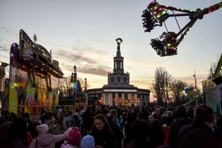  Коледен базар в Киев. Снимка: EPA/OLEG PETRASYUK
