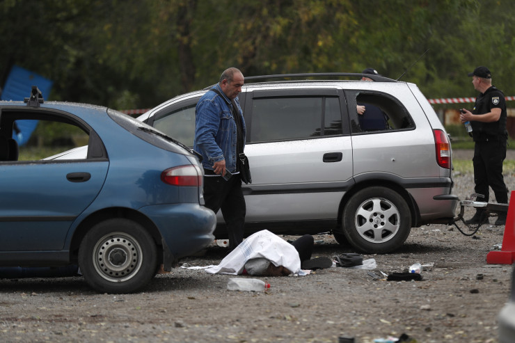 Една от жертвите при обстрела в Запорожие. Снимка:  EPA/ATEF SAFADI