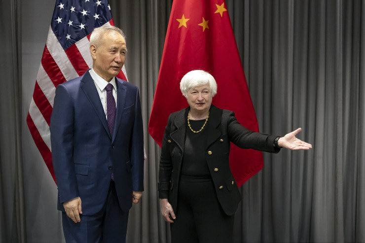  Изненадващата среща на Йелън (вдясно) с китайския вицепремиер Лю Хе. Снимка: EPA/MICHAEL BUHOLZER