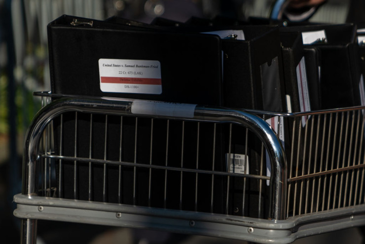 Част от папките по делото на Сам Банкман-Фрийд. Снимка:  David Dee Delgado/Getty Images