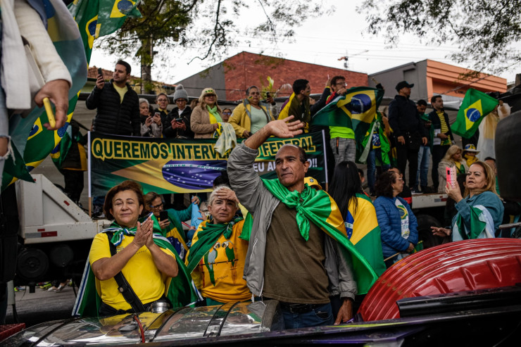 Демонстранти по време на протест пред командния пункт на военната полиция в Сао Пауло, Бразилия. Протестиращите бразилски шофьори на камиони вдигнаха няколко пътни блокади в сряда, след като президентът Жаир Болсонаро наруши двудневното мълчание след изборното си поражение, като призова демонстрациите да бъдат прекратени. Снимка: Bloomberg LP