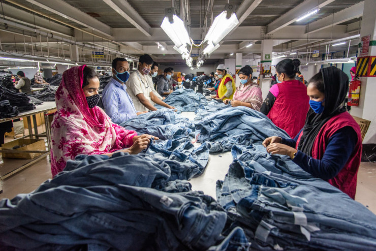 Жени работят в завод за дрехи в Бангладеш. Снимка: Mustasinur Rahman Alvi/Eyepix Group/Future Publishing via Getty Images