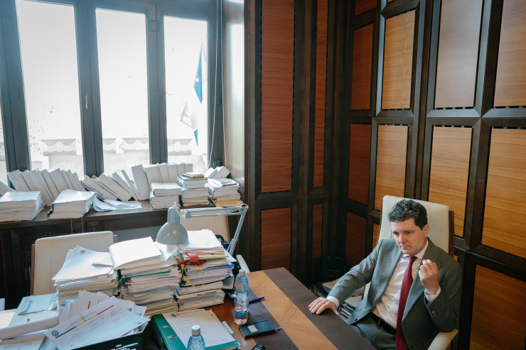 Никусор Дан в офиса си. Снимка: Andrei Pungovschi/Bloomberg