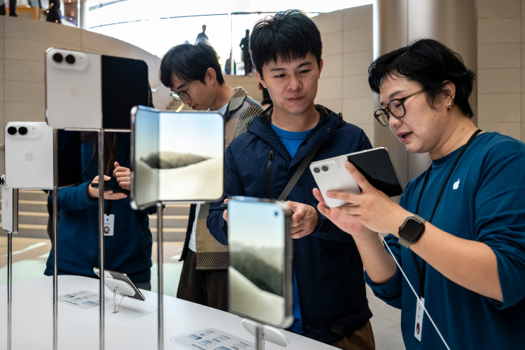 Клиенти разглеждат смартфоните iPhone Duo в Шанхай на 23 октомври. Снимка: Qilai Shen/Bloomberg