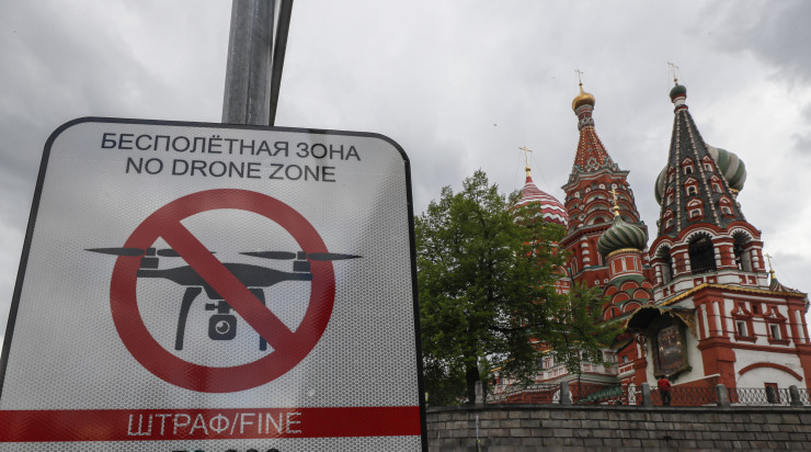 В централните зони на Москва и Санкт Петерсбург полетите с дронове са забранени. Снимка:  EPA/YURI KOCHETKOV