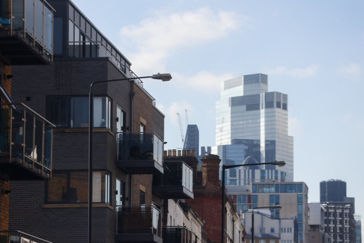 Жилищни сгради близо до небостъргачи в лондонското Сити. Снимка: Chris Ratcliffe/Bloomberg
