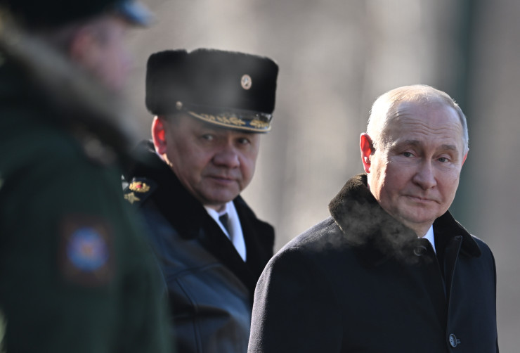 Министърът на отбраната на Русия Шойгу (вляво) и Путин. Снимка: ЕРА
