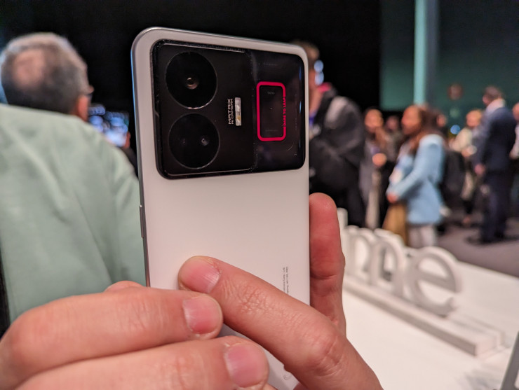 Realme GT3. Снимка: Елена Кирилова/Investor Media Group