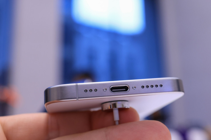  iPhone 15 Pro с USB-C. Снимка: Bloomberg