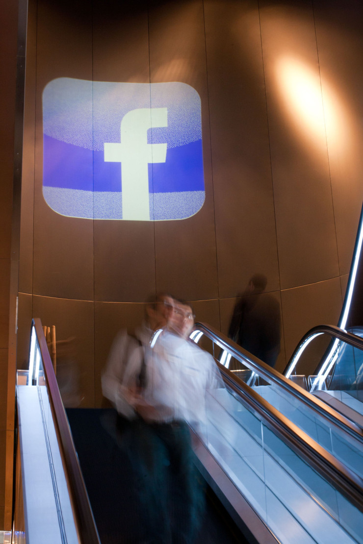 Регулаторните органи се затрудняват да се справят с речта на омразата онлайн. На снимката: офис на Facebook в Дубай. Снимка: Duncan Chard/Bloomberg